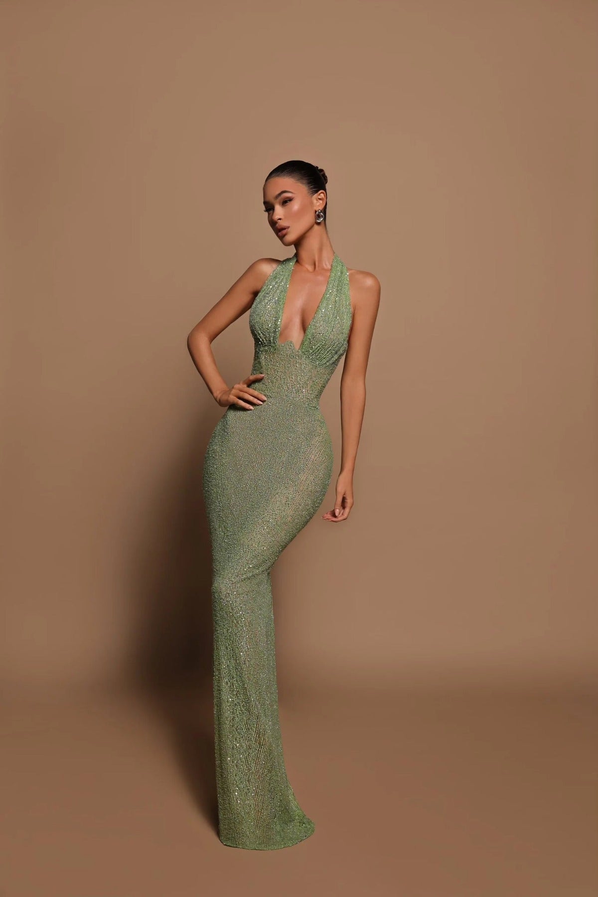Fitted maxi dress with shimmer and a halter neck for women | Sparkling evening dress for formal occasions and special events