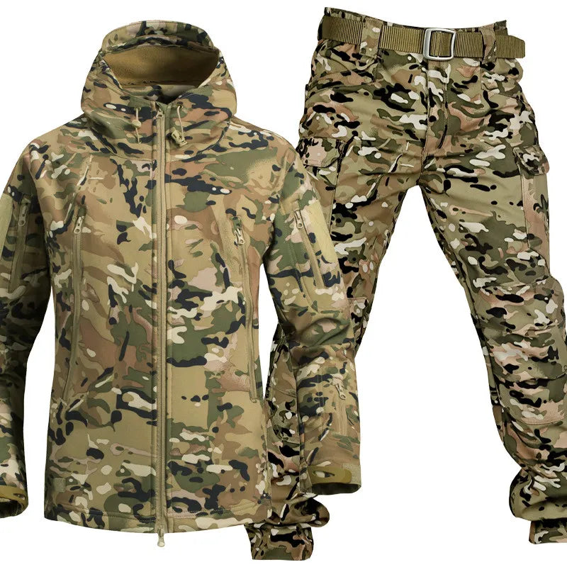 Camouflage jagtsæt med jakke og bukser i militærstil, ideelt til udendørsaktiviteter. Slidstærkt materiale, perfekt til jagt og friluftsliv.
