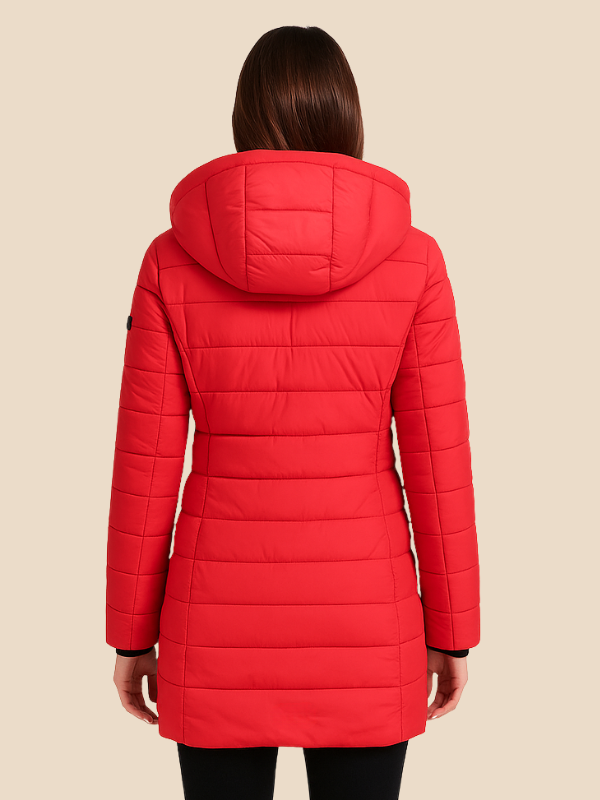Rød dame vinterjakke med hætte set bagfra, quiltet design, lang længde. Perfekt til koldt vejr. Stilfuld og varm jakke til kvinder.