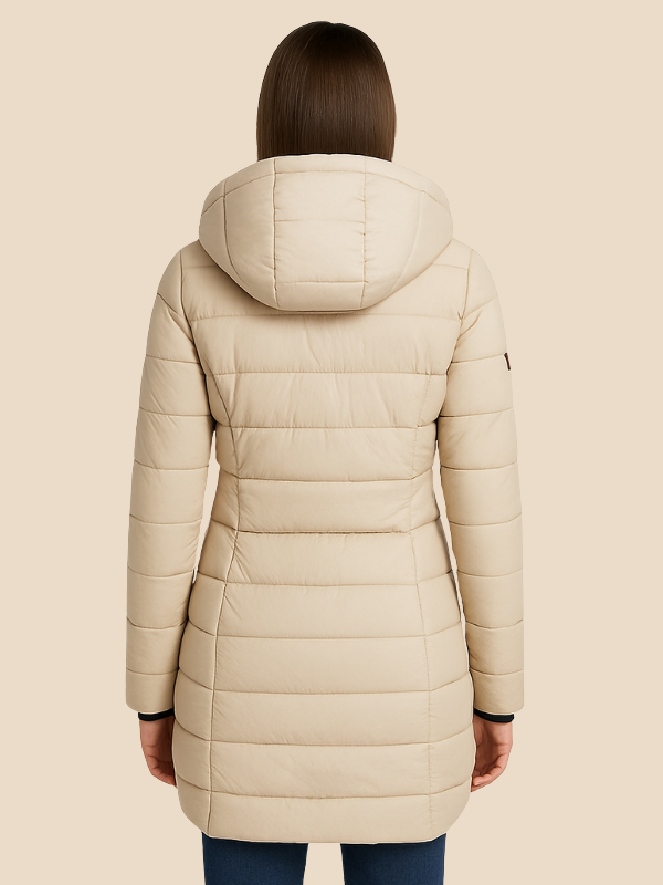 Beige dame vinterjakke med hætte, set bagfra. Lang, quiltet design, ideel til koldt vejr. Perfekt til stilfuld vintermode.