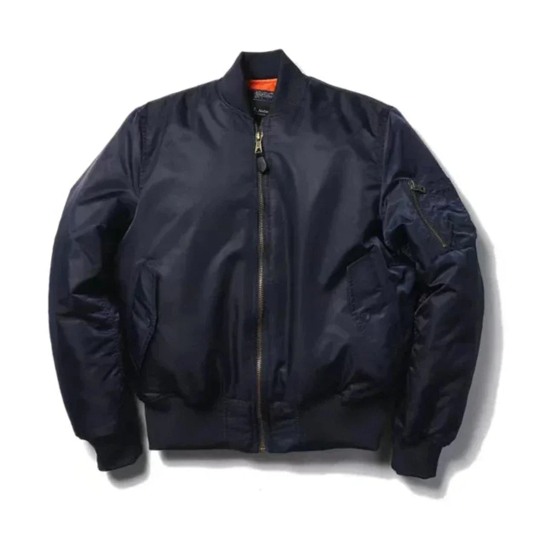 Mørkeblå bomberjakke med lynlås, ribstrikkede manchetter og lommer. Klassisk design, unisex, velegnet til forår og efterår.
