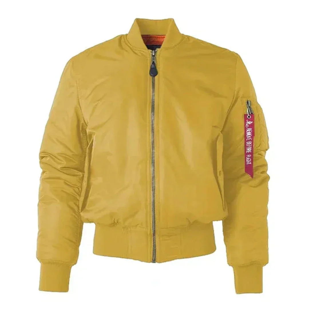 Gul bomberjakke med lynlås, ribstrikket krave og ærmer, samt rød "Remove Before Flight" tag. Moderne herrejakke, stilfuld og trendy design.