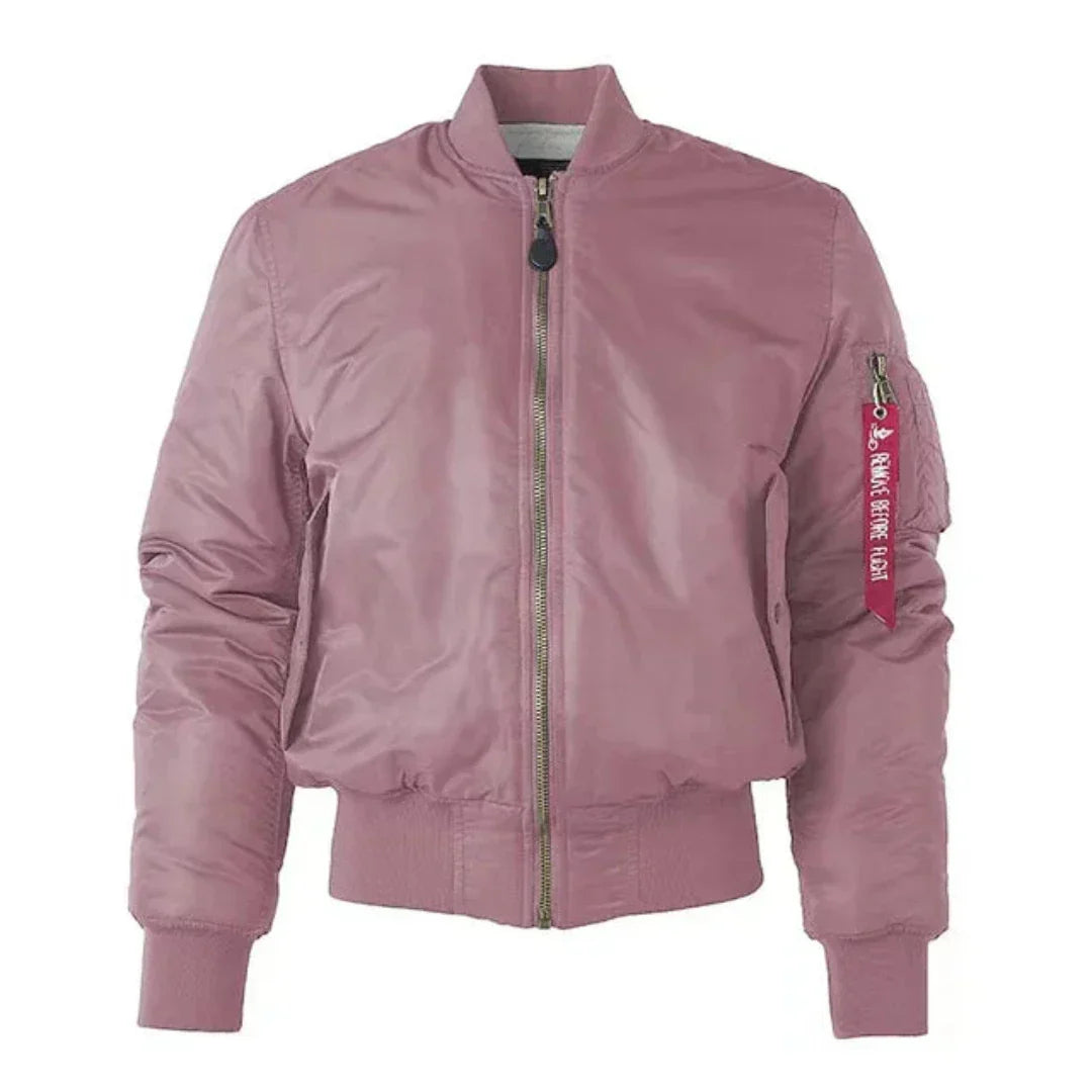 Lyserød bomberjakke med lynlås, ribstrikket krave og manchetter. Klassisk design, velegnet til mode og streetwear. Unisex jakke til alle årstider.