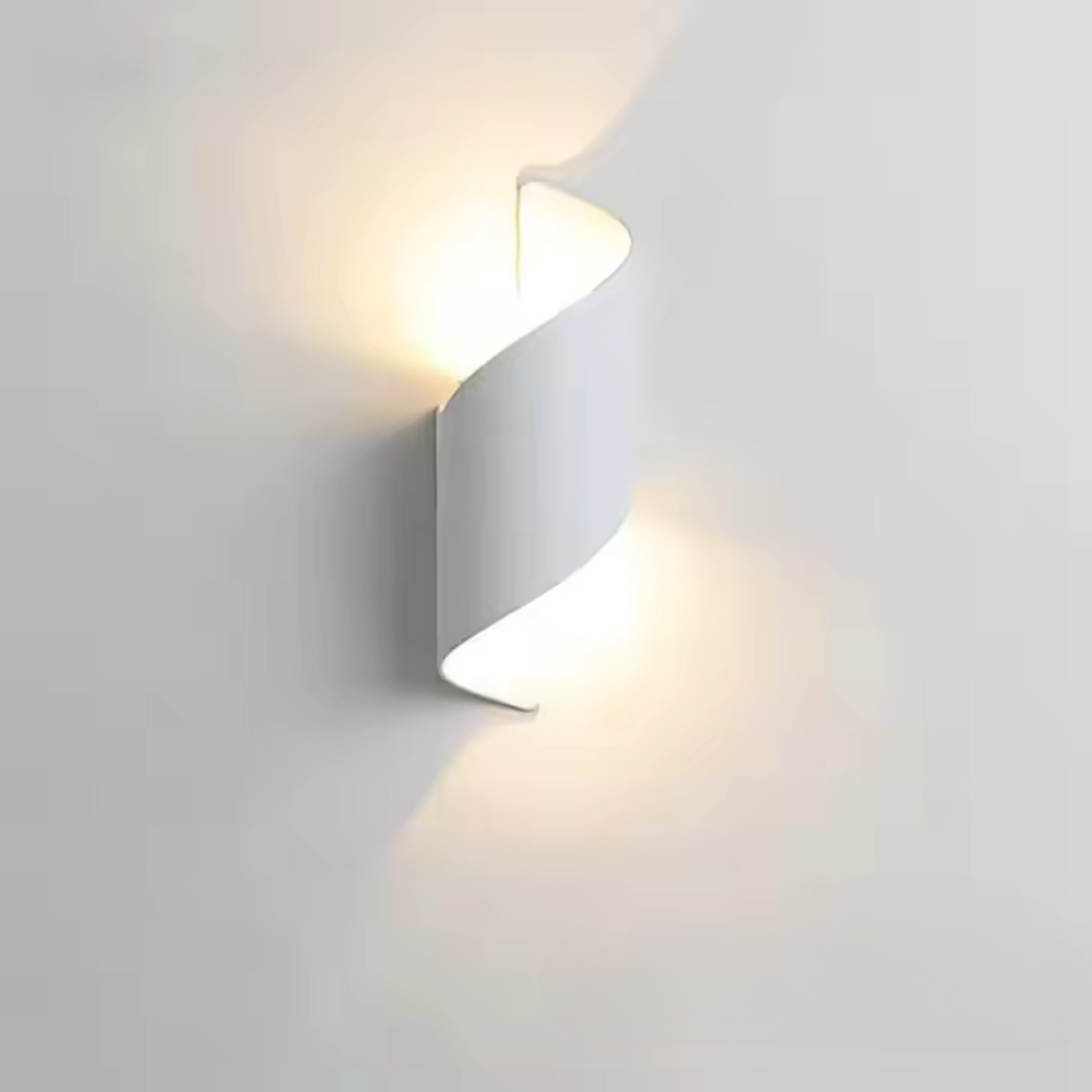 Moderne væglampe i hvidt design med spiralform, der udsender blødt lys. Perfekt til stilfuld indretning og belysning i hjemmet.