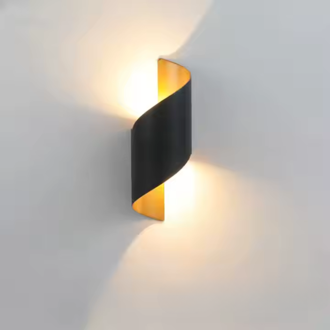 Moderne væglampe i sort og guld, spiralformet design, udsender blødt lys. Perfekt til stilfuld indretning og belysning i hjemmet.