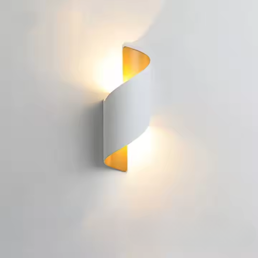 Moderne væglampe i hvidt, snoet design med varm belysning. Stilfuld indretning, energibesparende LED, ideel til stue eller soveværelse.
