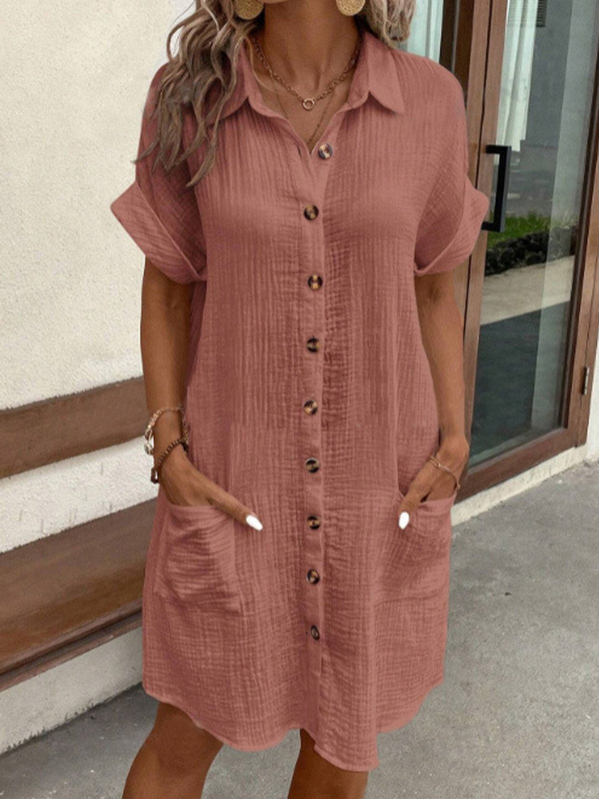 Abito chemisier da donna con bottoni e lunghezza midi