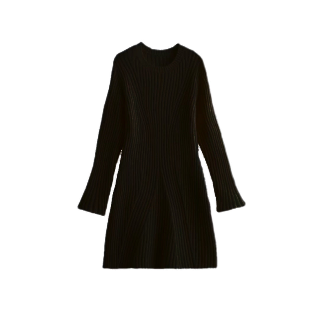 Sort strikket kjole med lange ærmer og rund halsudskæring. Elegant og stilfuld design, perfekt til efterår og vintermode.
