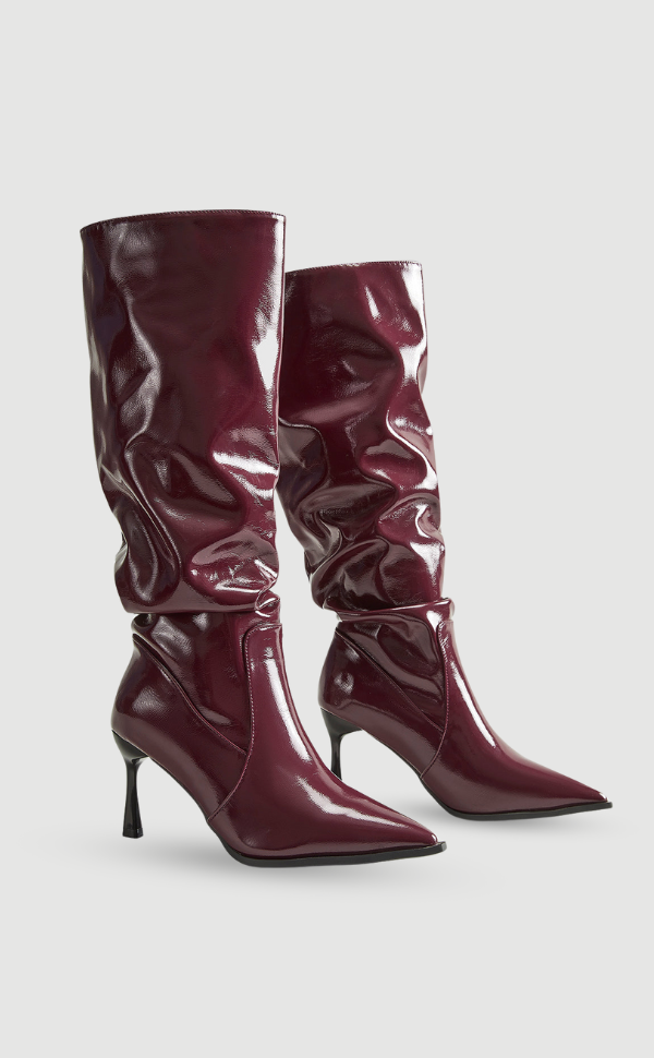 Bordeaux knæhøje støvler i laklæder med spidse tæer og stilethæle. Elegant fodtøj til kvinder, perfekt til modebevidste outfits.