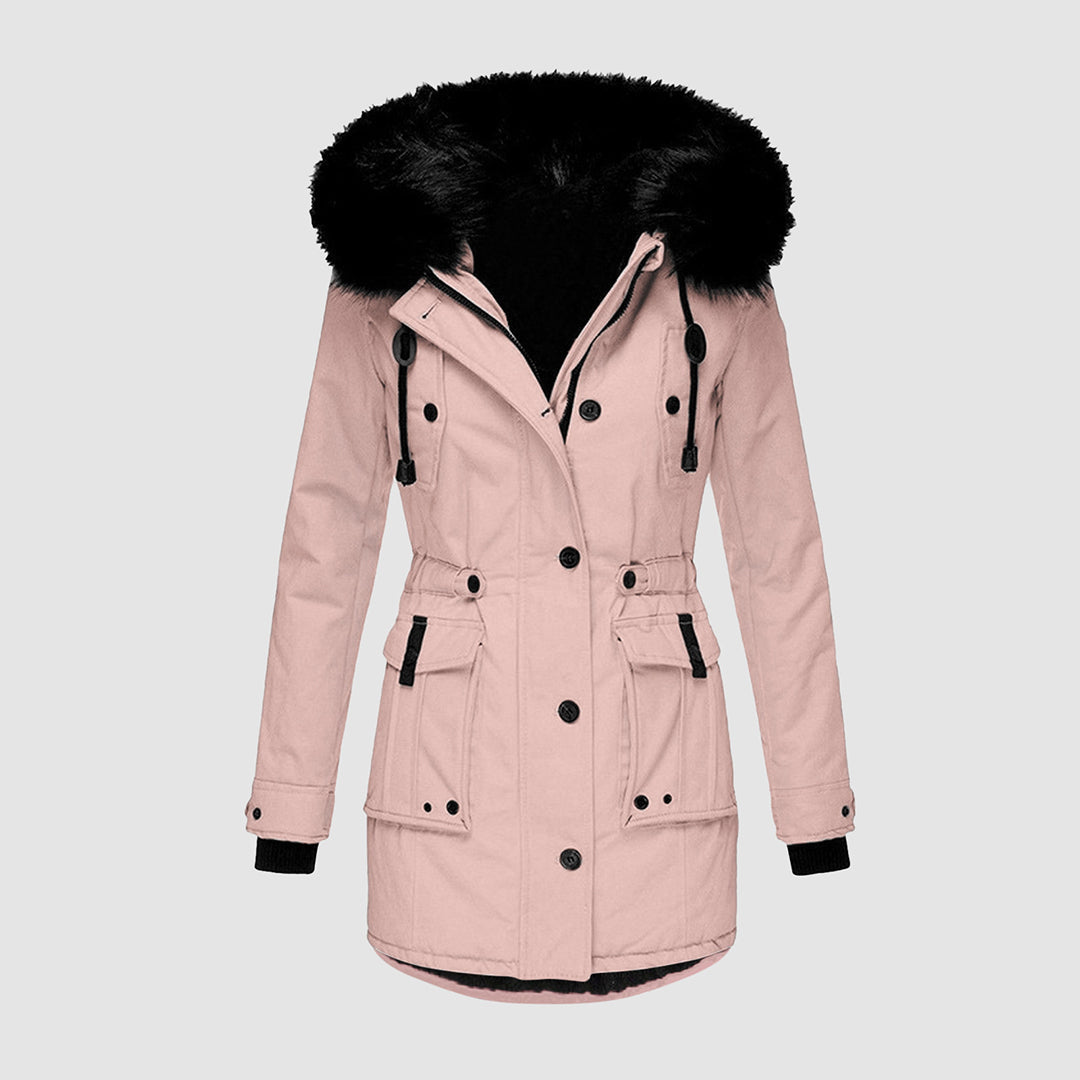 Lyserød dameparka med sort pelskrave, knapper og lommer. Vinterjakke til kvinder, stilfuld og varm. Perfekt til koldt vejr.