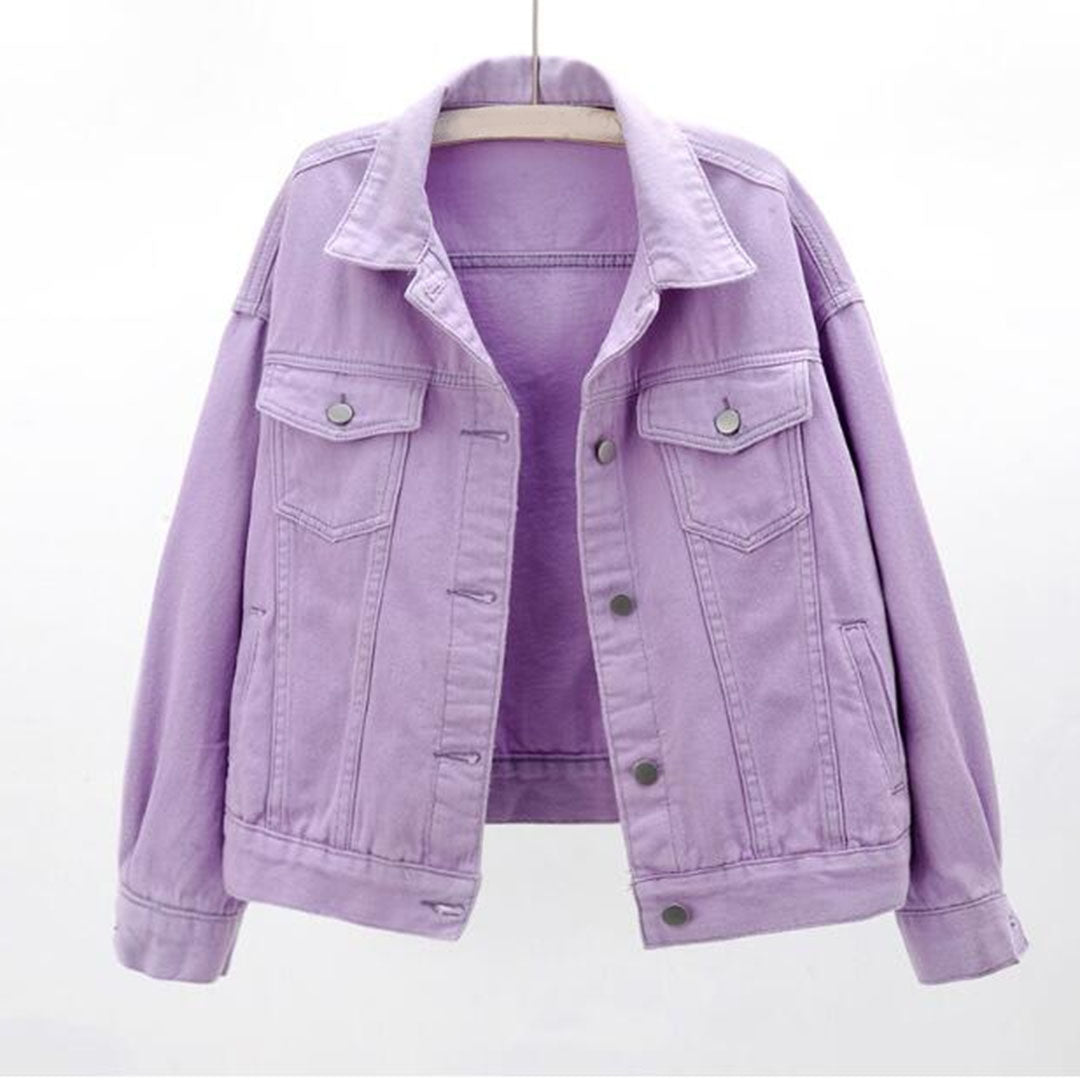 Lilla denimjakke til kvinder, trendy og stilfuld, med knaplukning og brystlommer. Perfekt til forår og efterår. Modejakke i høj kvalitet.