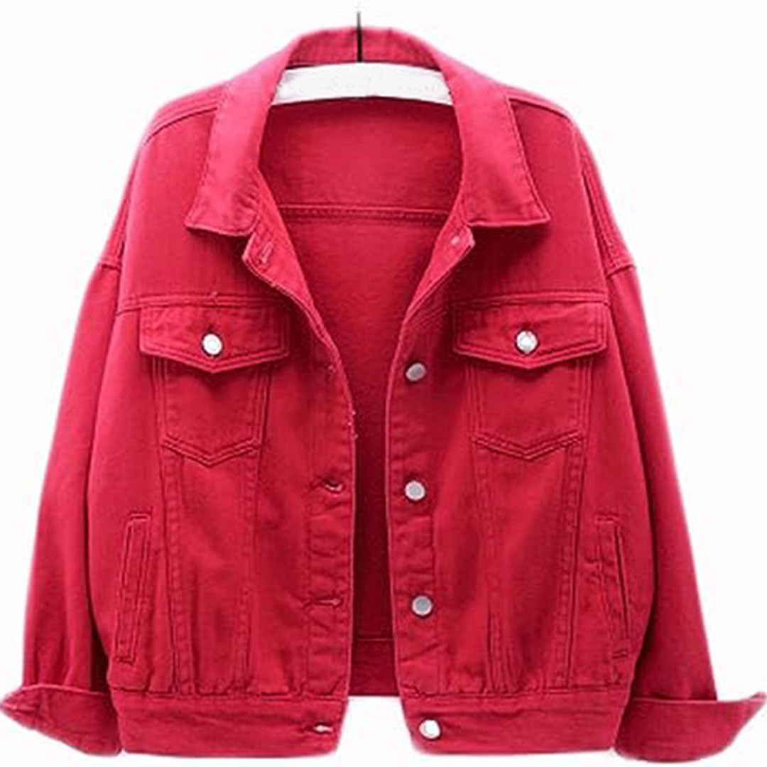 Rød denimjakke til kvinder, trendy og stilfuld, med knaplukning og lommer. Perfekt til modebevidste, casual og moderne outfits.