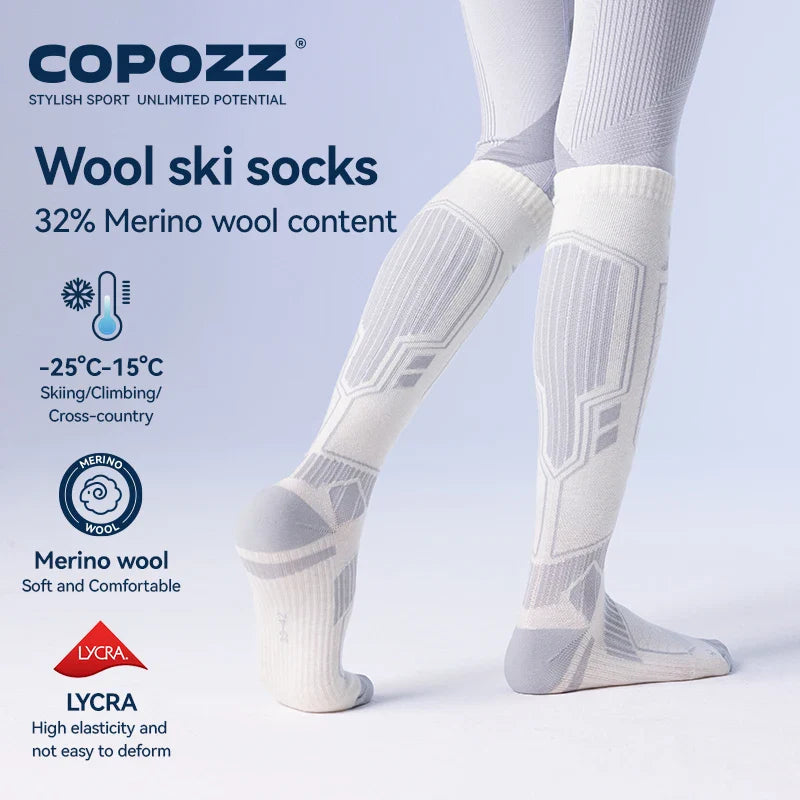 Hvide Copozz skistrømper i merinould, 32% indhold, designet til skiløb og klatring ved -25°C til -15°C. Komfortable og elastiske.