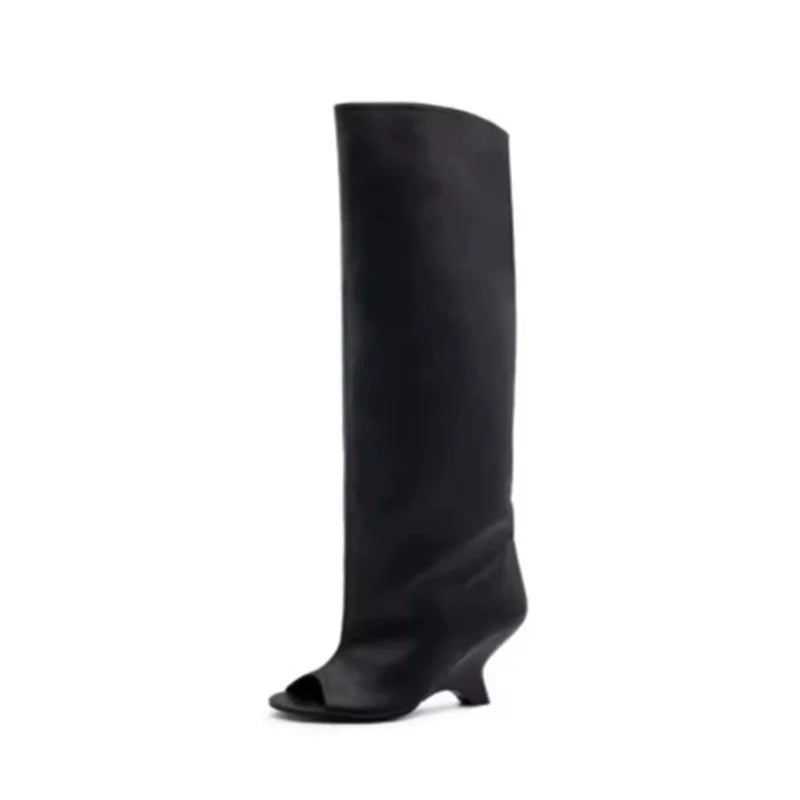Sort knæhøj støvle med åben tå og kilehæl, moderne design, stilfuldt fodtøj til kvinder, perfekt til modebevidste outfits.