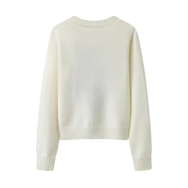 Hvid uldtrøje set bagfra, rund hals, lange ærmer, ribstrikket kant. Perfekt til vintermode og komfort. Unisex design.