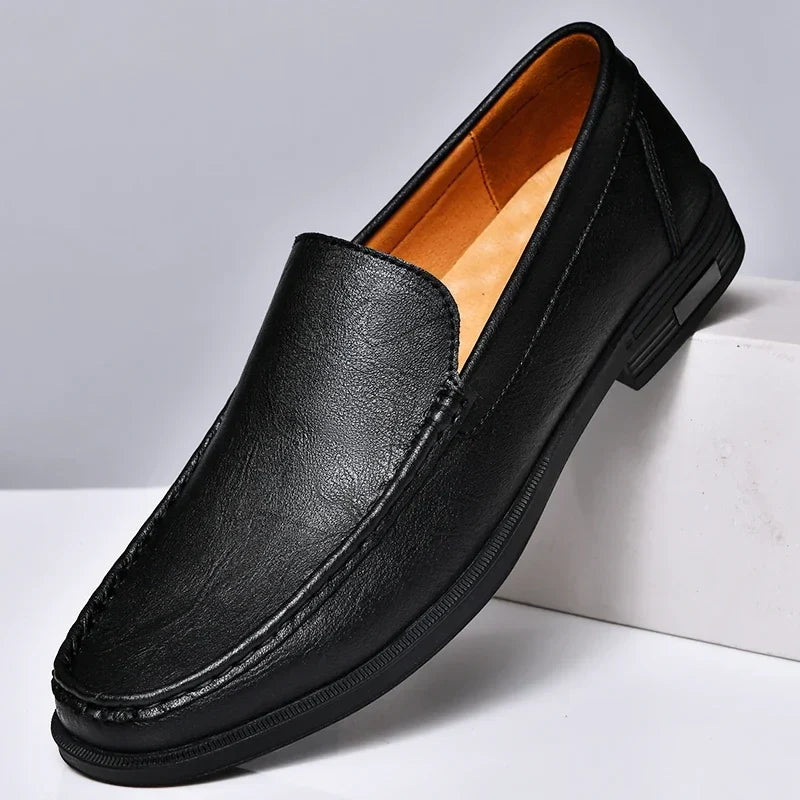 Sort læderloafer til mænd med klassisk design, komfortabel pasform og skridsikker sål. Perfekt til både formelle og afslappede anledninger.