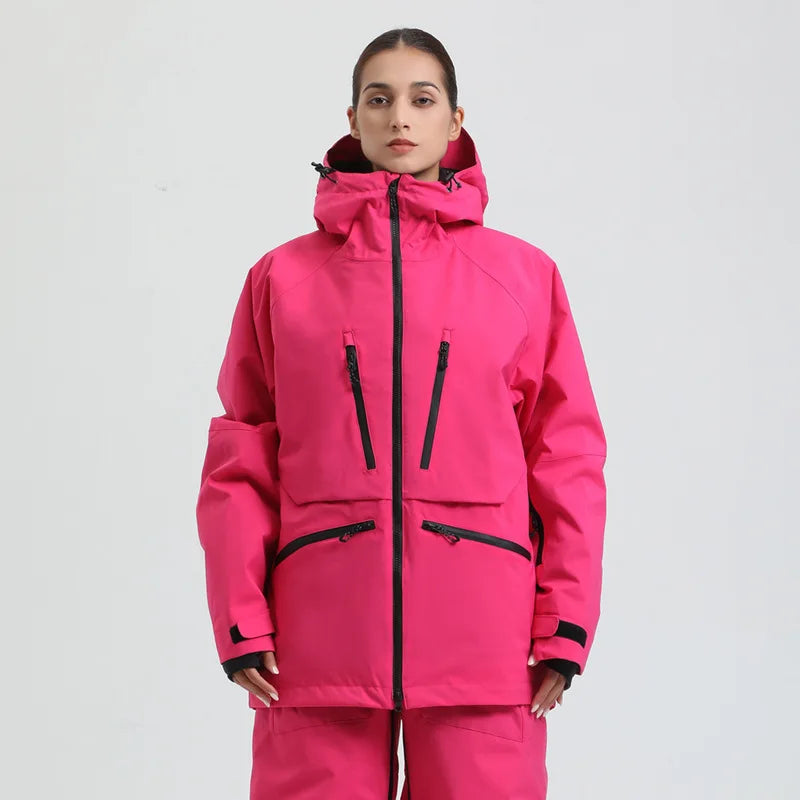 Kvinde iført pink skijakke med hætte og lynlåslommer, vintertøj, udendørs beklædning, stilfuld og funktionel til koldt vejr.