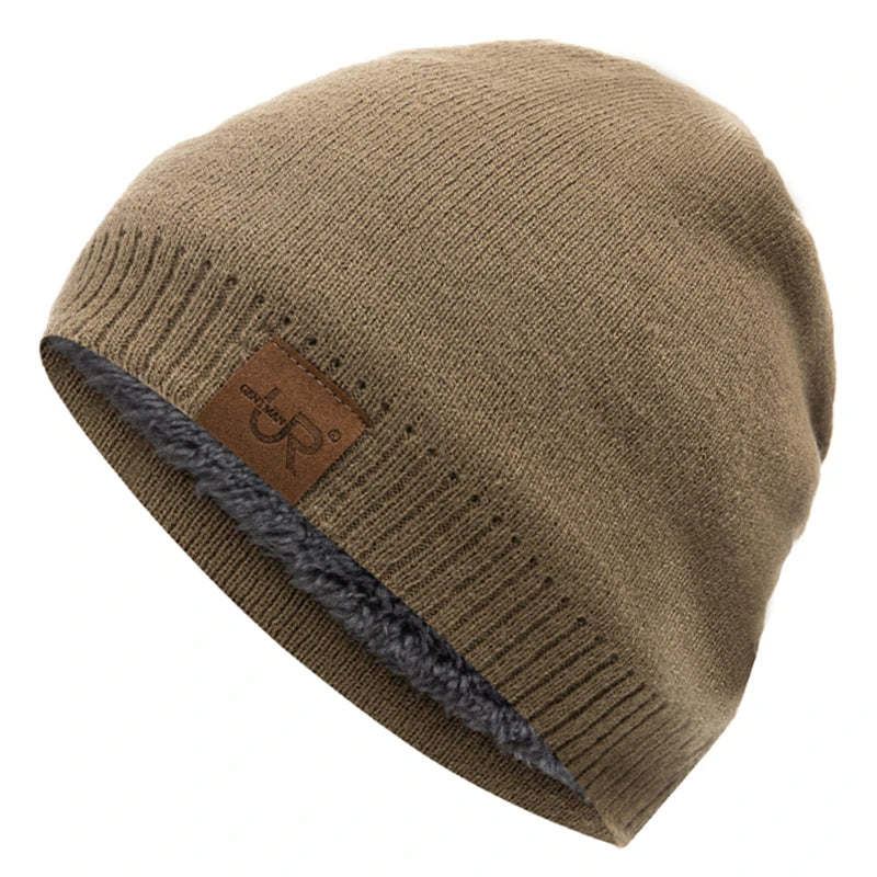 Brun strikhue med fleecefor, unisex design, perfekt til vinter. Komfortabel og varm, ideel til udendørs aktiviteter.