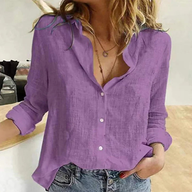 Kvinde iført lilla hørskjorte og jeans, afslappet stil, moderne mode, trendy outfit, casual look, perfekt til forår og sommer.