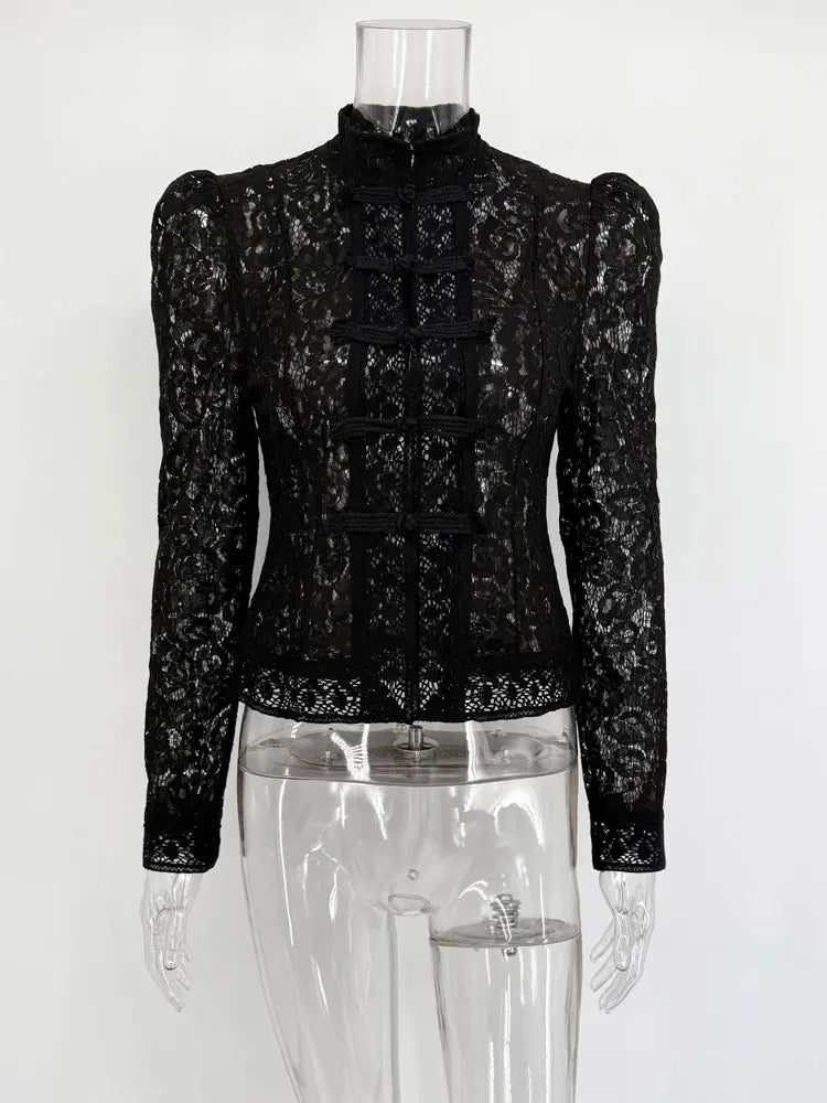 Sort blondebluse på gennemsigtig mannequin, høj hals, lange ærmer, knapdetaljer. Elegant design, perfekt til modebevidste kvinder.