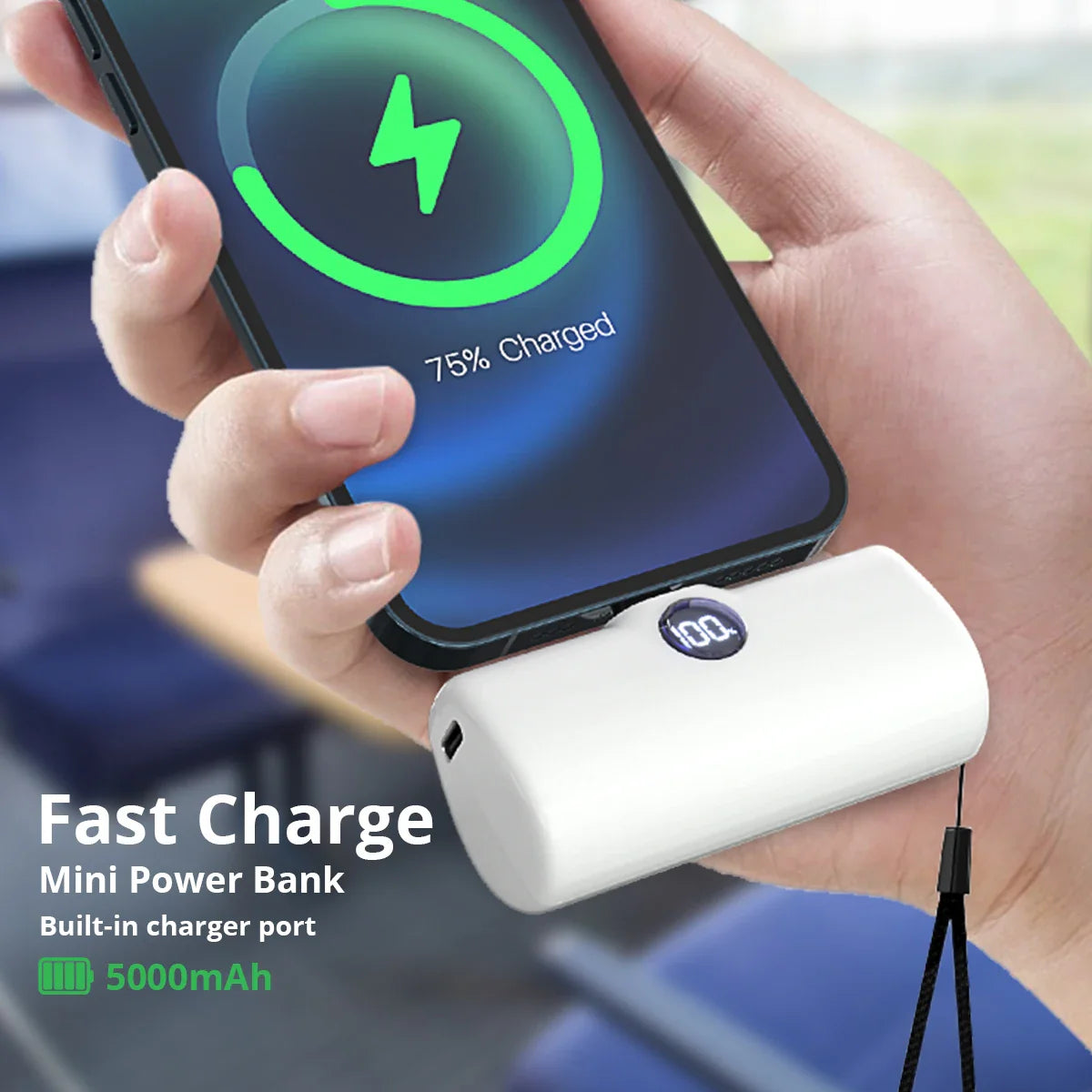 Hvid mini powerbank til hurtig opladning, 5000mAh kapacitet, tilsluttet smartphone. Indbygget opladerport, viser 75% opladet.
