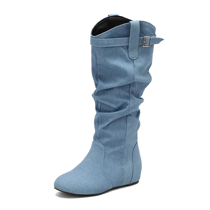 Blå denimstøvle til kvinder med rynket skaft og spænde, knæhøj, moderne design. Perfekt til casual og trendy outfits.
