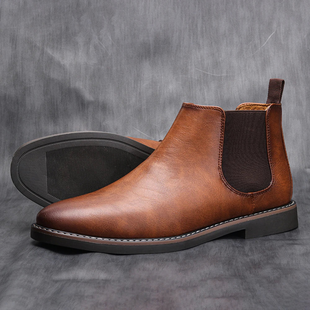 Brune læder Chelsea boots til mænd med elastiske sider, robust sål og klassisk design. Perfekte herrestøvler til stilfuldt og komfortabelt fodtøj.