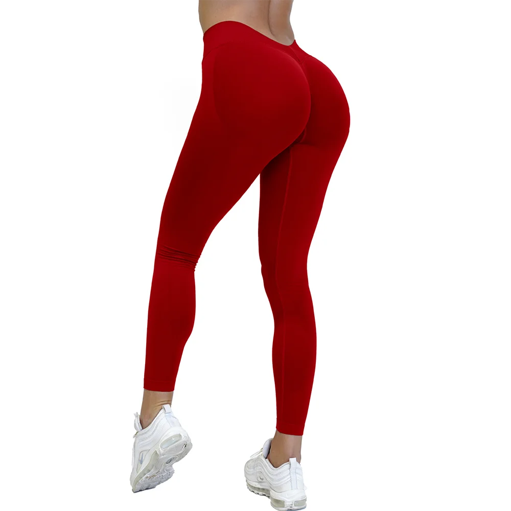 Røde leggings til kvinder, fremhæver kurver, perfekt til fitness og træning. Komfortabelt materiale, kombineret med hvide sneakers.