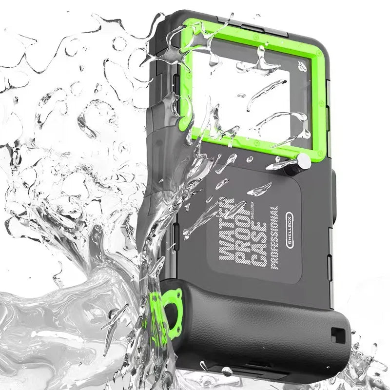 Vandtæt mobilcover med robust design, sort og grønne detaljer, beskytter mod stød og vand. Ideel til udendørs brug og ekstreme forhold.