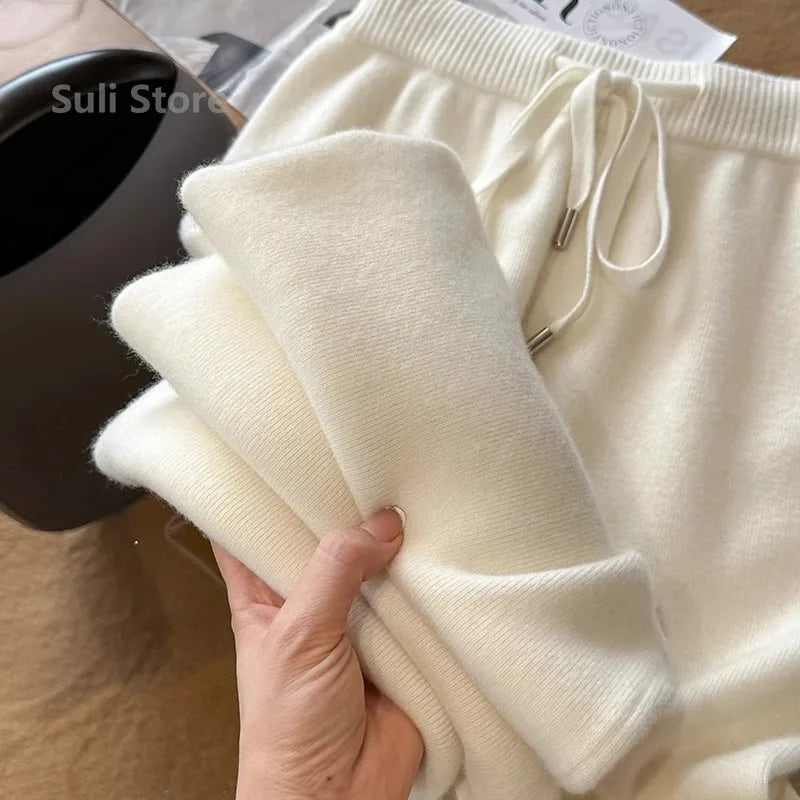 Hvide cashmere bukser med snøre, blød tekstur, håndholdt. Luksuriøst tøj, komfortabelt og stilfuldt design. Ideel til vintermode.