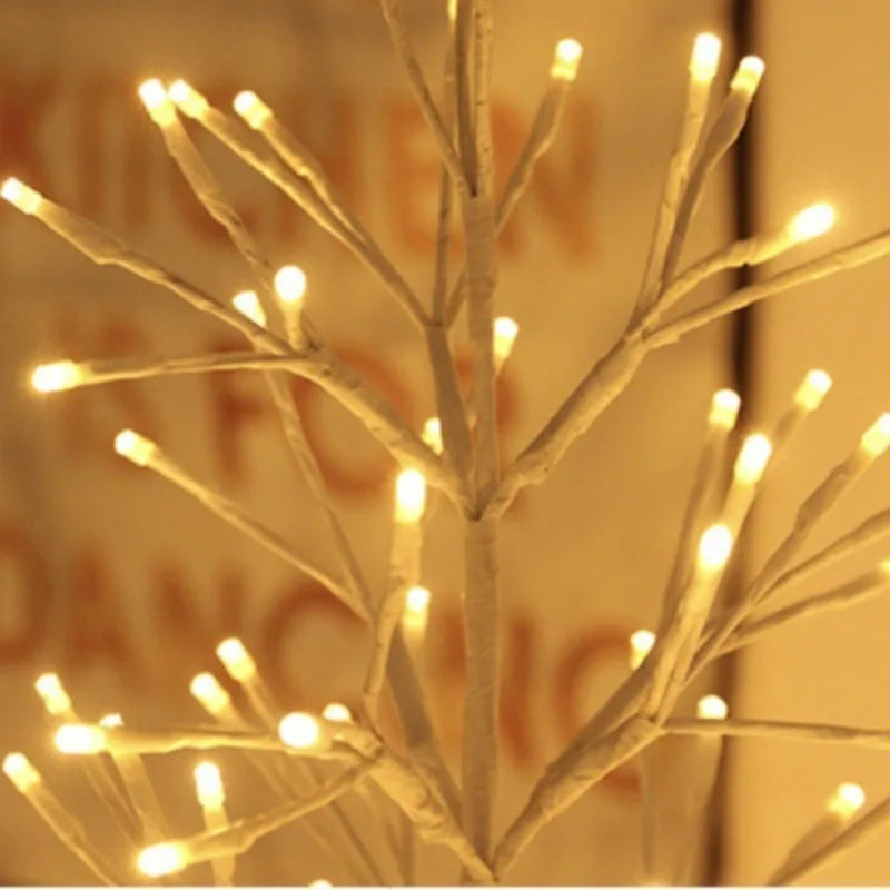 Dekorativt LED-lystræ med varme hvide lys, ideelt til indendørs juleudsmykning. Energibesparende og stilfuldt design til hyggelig belysning.