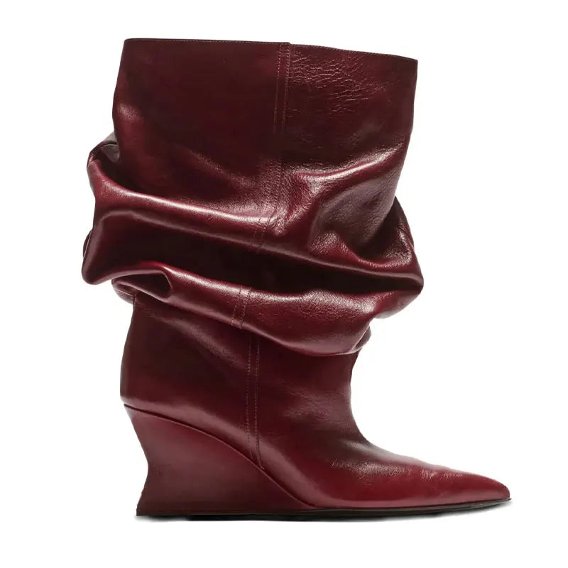 Rød læderstøvle med rynket design og kilehæl. Moderne modefodtøj, stilfuld og trendy til efterår og vinter. Perfekt til fashionistaer.