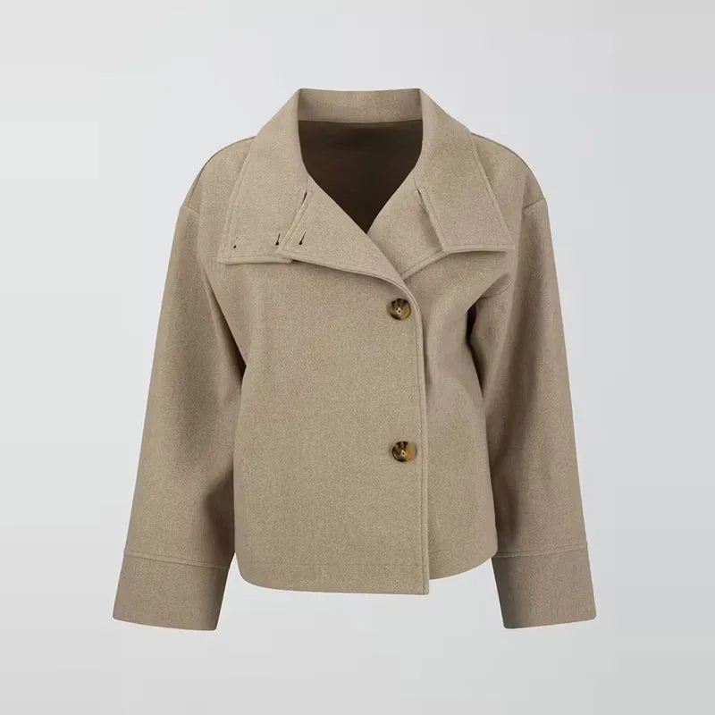 Beige uldjakke med store knapper og bred krave, minimalistisk design, velegnet til efterårsmode. Stilfuld og elegant overtøj til kvinder.