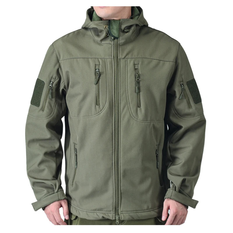 Grøn militærjakke til mænd med hætte, lynlåslommer og velcrodetaljer. Taktisk outdoor jakke til friluftsliv og jagt. Vindtæt og vandafvisende.