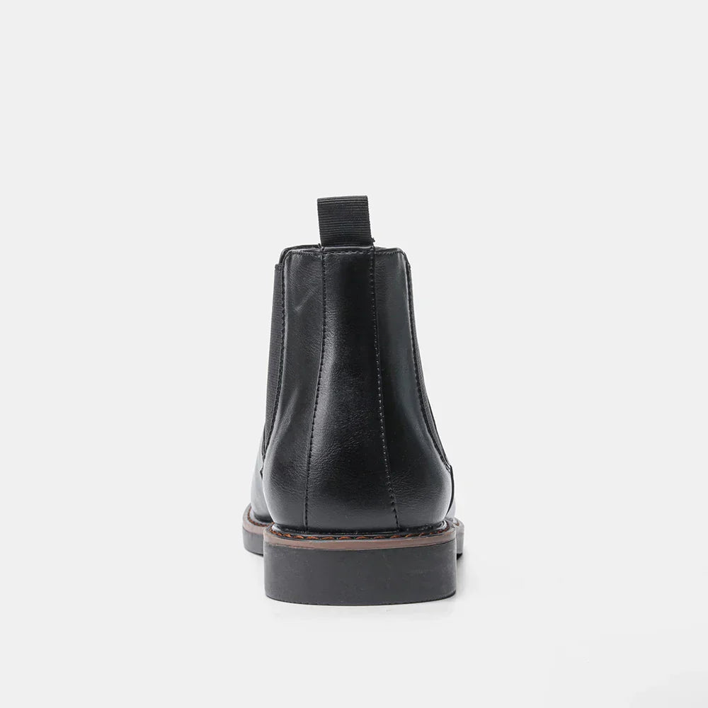Sort læderstøvle set bagfra, minimalistisk design, elastisk sidepanel, robust sål. Perfekt til herremode, komfortabelt fodtøj, stilfuldt valg.