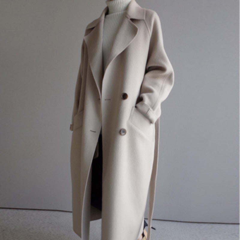 Beige uldfrakke til kvinder med dobbeltradet design og store knapper, elegant og stilfuld til vintermode.