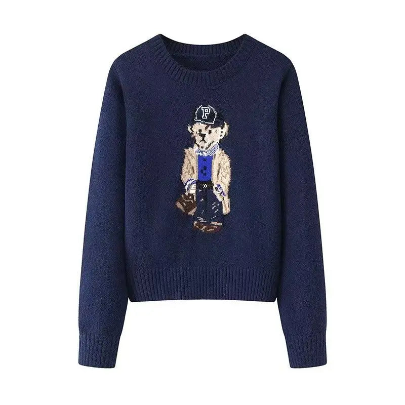 Mørkeblå sweater med broderet bjørnemotiv iført trenchcoat og kasket. Stilfuld og varm trøje til efterår og vinter. Unisex mode.