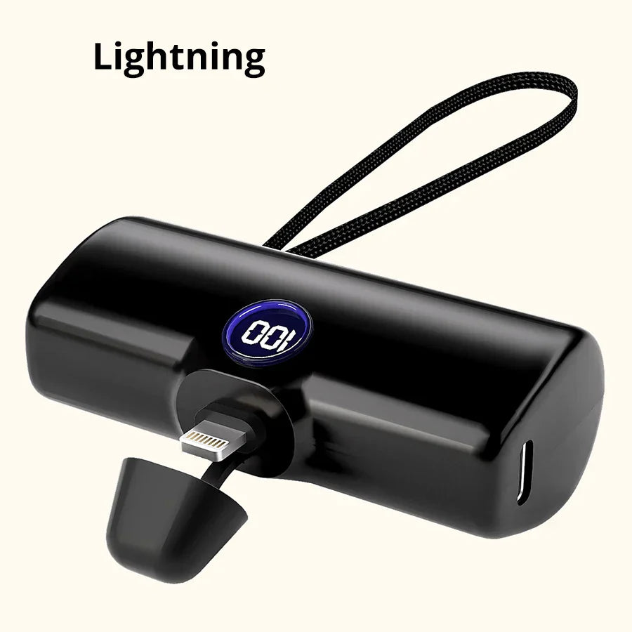Sort bærbar powerbank med Lightning-stik og digitalt display, ideel til iPhone-opladning. Kompakt design med håndledsrem for nem transport.