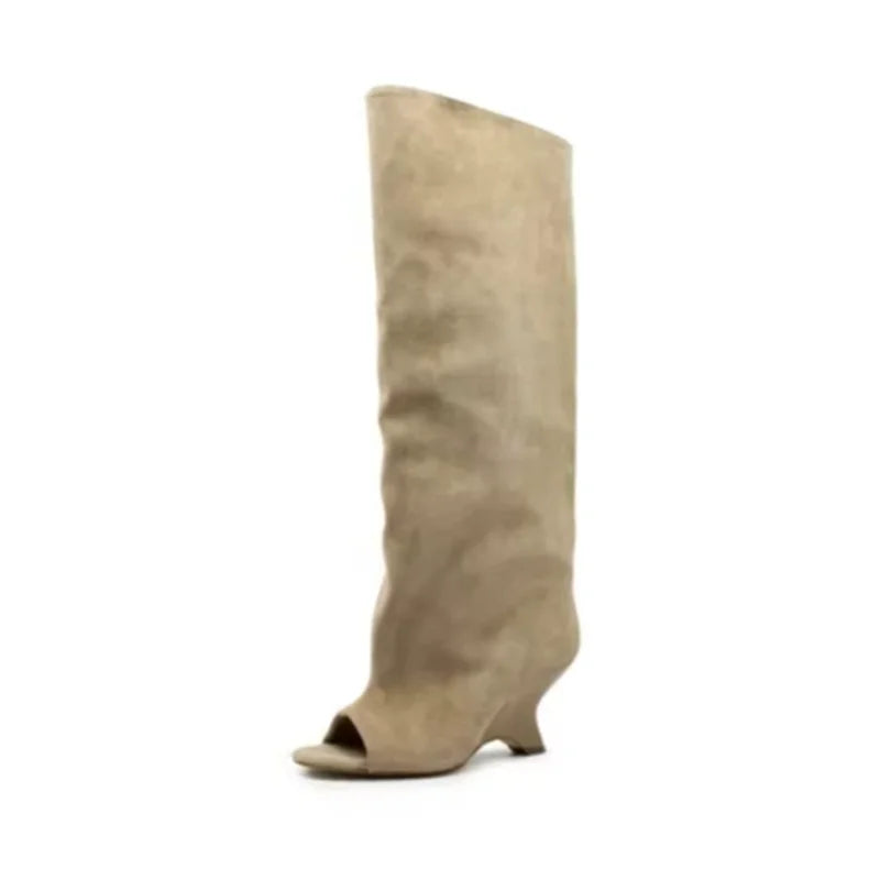 Beige knæhøj støvle med åben tå og kilehæl, moderne design, stilfuldt fodtøj til kvinder, perfekt til modebevidste outfits.