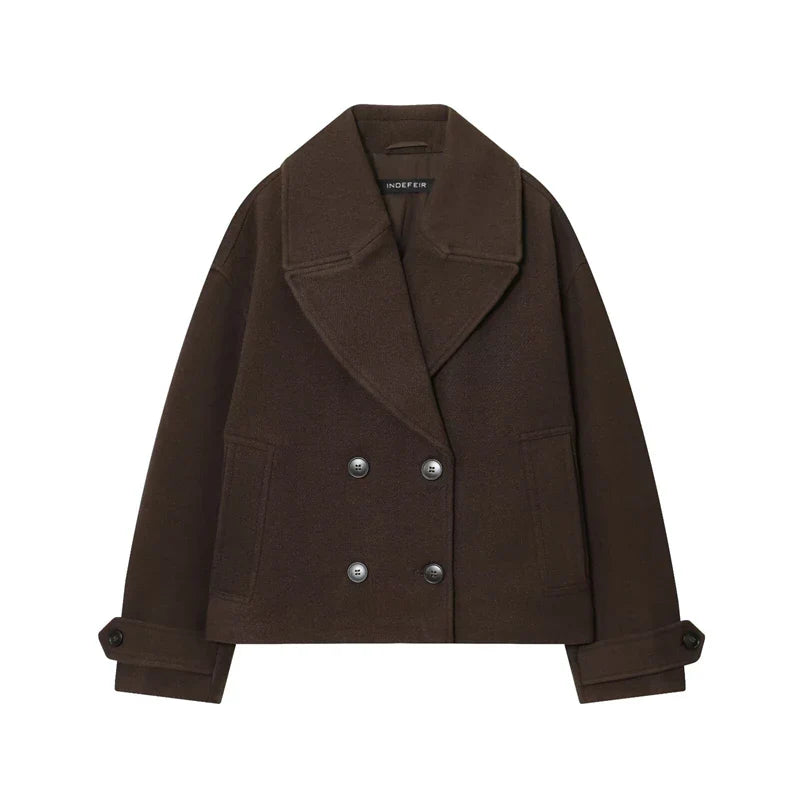Brun dobbeltradet uldjakke til kvinder med brede revers og knapdetaljer. Elegant og stilfuld vinterjakke til modebevidste kvinder.