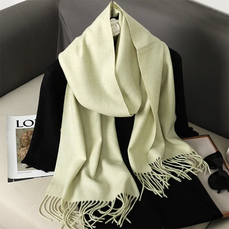 Beige kashmir tørklæde med frynser på sort baggrund, elegant og stilfuldt tilbehør, perfekt til vintermode og varme.