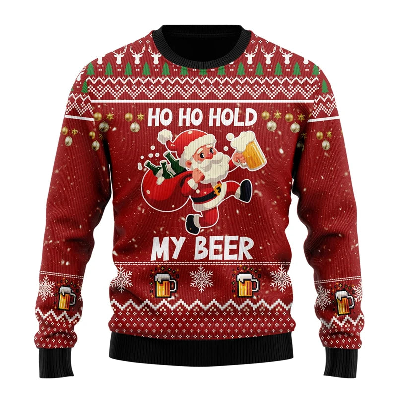 Rød julesweater med julemand, ølkrus og teksten "Ho Ho Hold My Beer". Perfekt til julefrokost og festligheder. Strikmønster med snefnug og klokker.