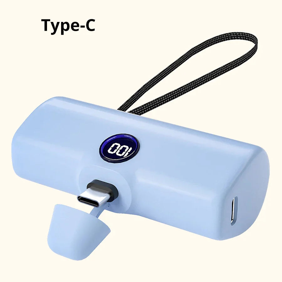 Blå Type-C mini powerbank med digitalt display og aftagelig hætte. Kompakt oplader til smartphones, bærbar og praktisk med håndledsrem.