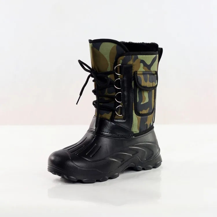 Camouflage vinterstøvle til børn med snørebånd og robust sål. Ideel til udendørs aktiviteter. Vandtæt design, perfekt til koldt vejr.