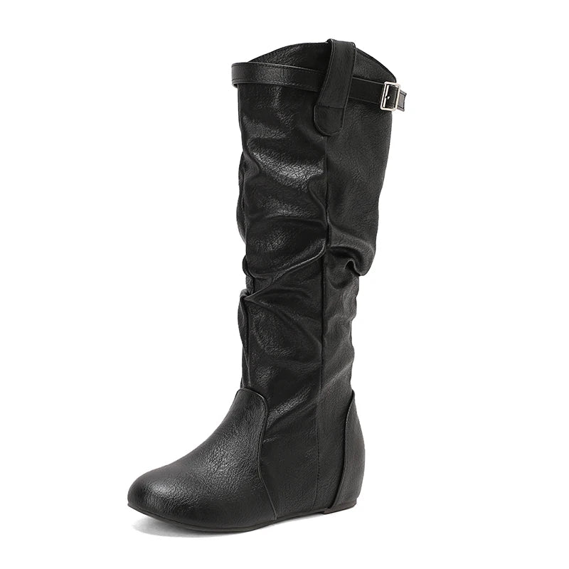 Sort knæhøj støvle i læderlook med spænde og rynkede detaljer. Perfekt til efterårsmode og komfort. Ideel til stilfulde, moderne outfits.