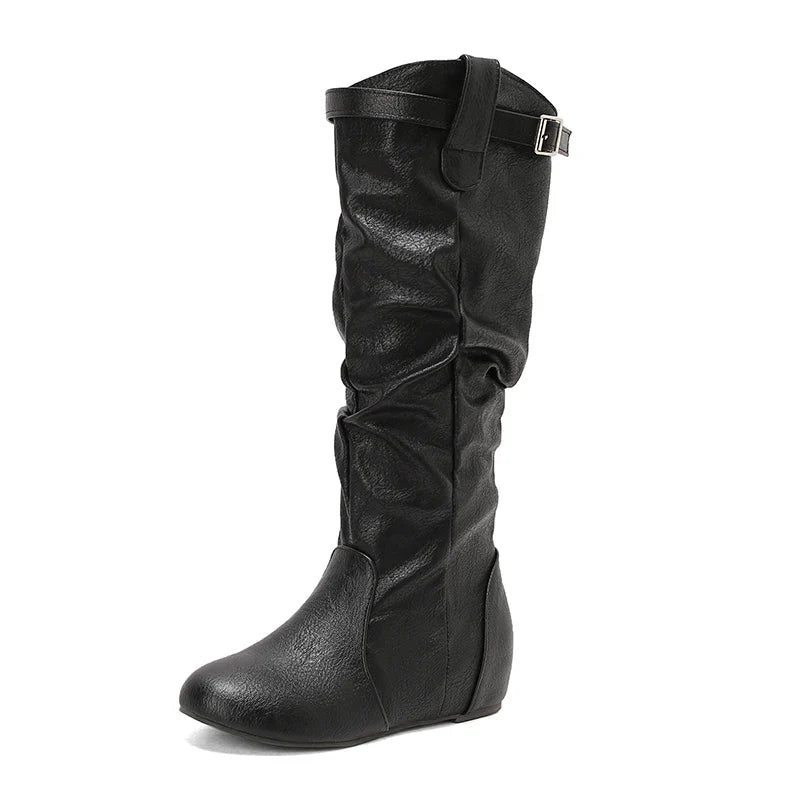 Sort knæhøj støvle i læderlook med spænde og rynkede detaljer. Perfekt til efterårsmode og komfort. Ideel til stilfulde, moderne outfits.