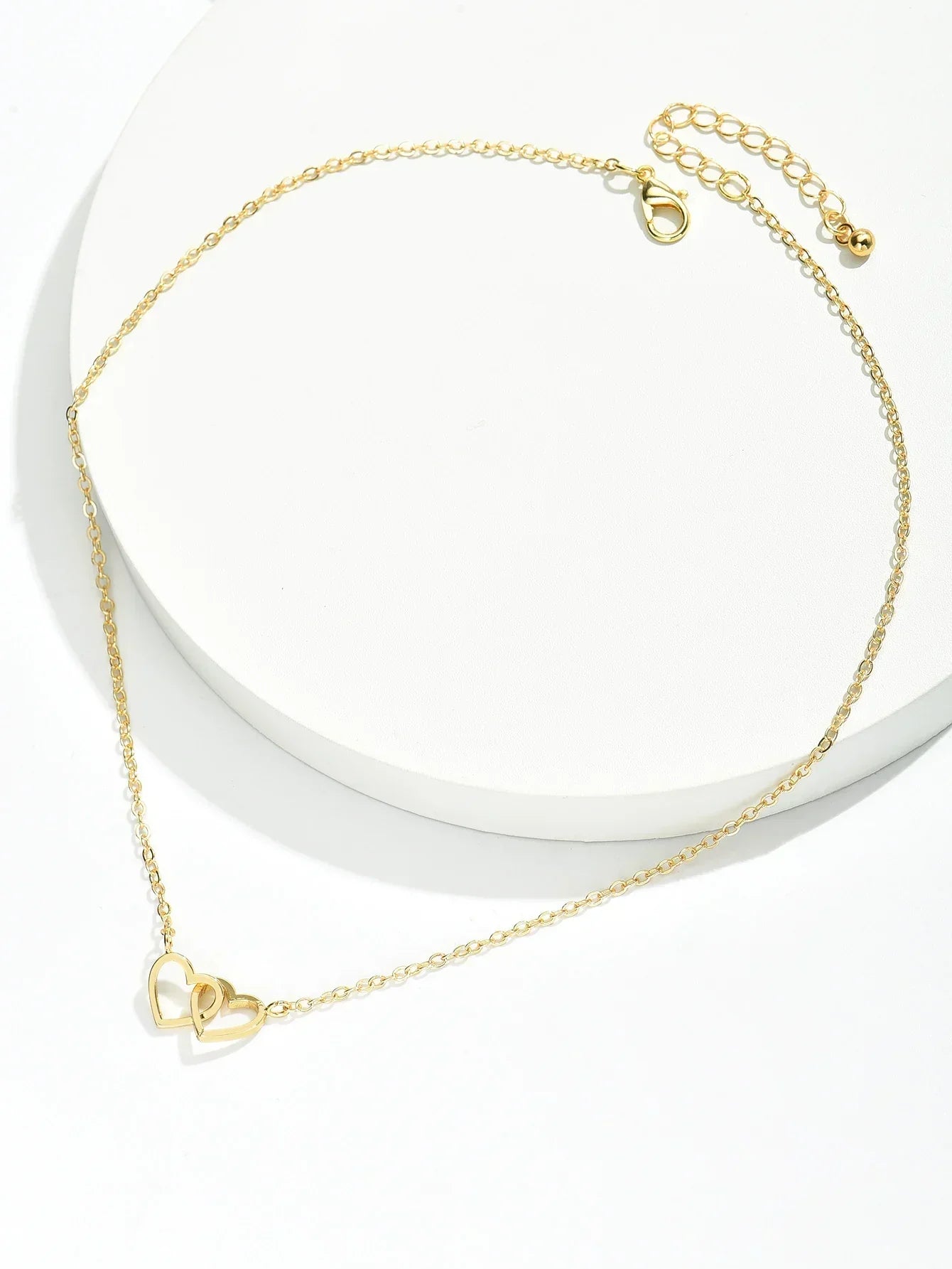 Guldhalskæde med dobbelt hjertevedhæng, elegant design, justerbar kæde, perfekt til gave, moderne smykke til kvinder, stilfuldt tilbehør.