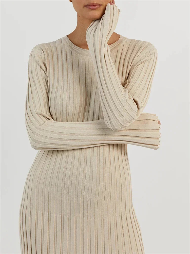 Beige ribstrikket kjole, langærmet, minimalistisk design, tæt pasform, moderne mode, kvinde, stilfuld, komfortabel, elegant beklædning.
