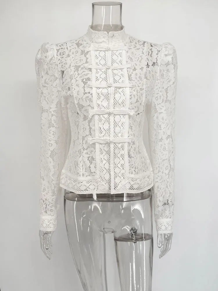 Hvid blondebluse på gennemsigtig mannequin, langærmet med knapdetaljer, elegant design, perfekt til mode og stilbevidste kvinder.
