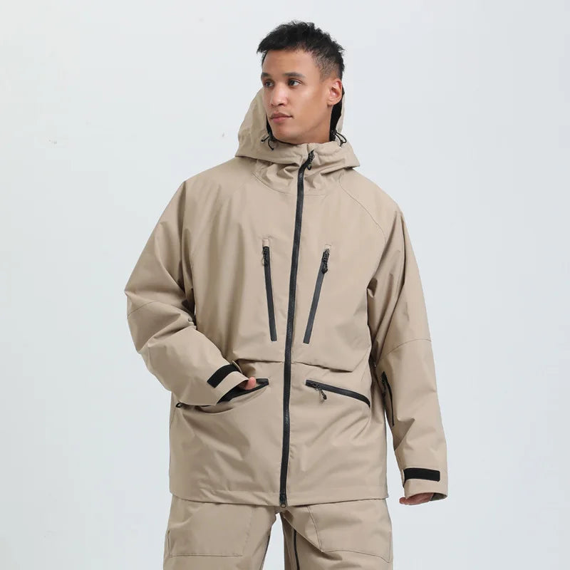 Ung mand iført beige vinterjakke med hætte og lynlåslommer, moderne design, velegnet til udendørs aktiviteter, stilfuld og funktionel beklædning.